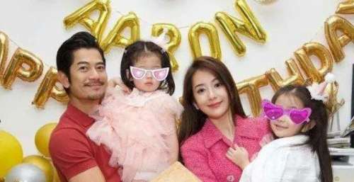 郭富城56岁生日！爱妻方媛携两位千金贺寿，一家四口开派对超温馨