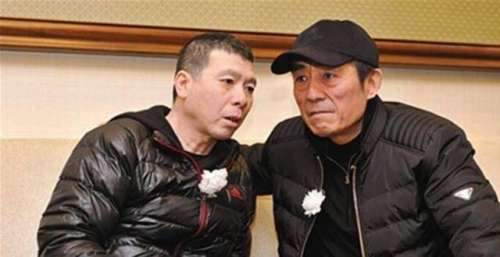 张艺谋冯小刚争抢的女人，却为了钱倒追老外，如今62岁仍风韵犹存