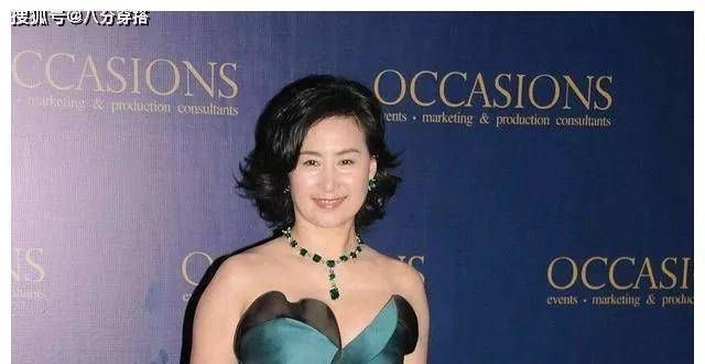 何超琼的坎坷情路：错失初恋，被迫出嫁，情归同志，空拥百亿家财