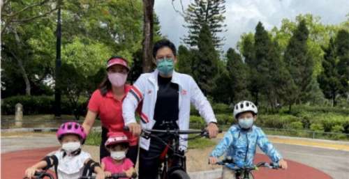 郭晶晶再解锁新身份，和霍启刚参加亲子活动，俯身关心儿子温柔有爱