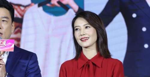 张卫健重演韦小宝台词引发“回忆杀”，高圆圆红裙亮相美貌扛打