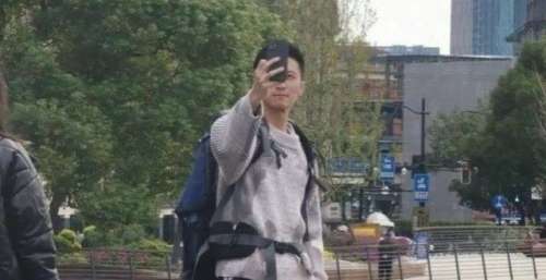 网友路边偶遇谢霆锋？背双肩包酷似学生，却被调侃不是很高
