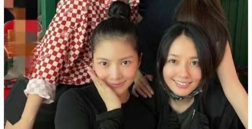 向佐夫妇带娃外出，郭碧婷穿着宽松零妆容出镜，腰部圆润孕味十足