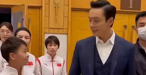 羡慕！全红婵忘我打游戏，被陈伟霆摸脸锁喉，乖乖瞪大眼睛比耶