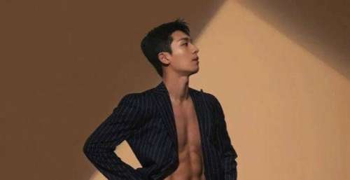 《鱿鱼游戏》最帅卧底，“禁欲系”男神，肌肉线条如雕刻一般