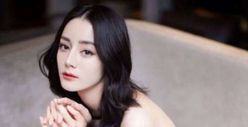 迪丽热巴，白色长裙，清新淡雅