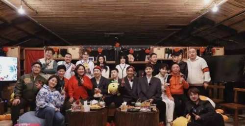 《青春环游记》新路透曝光，导演晒全体合照，杨洋造型太抢眼！
