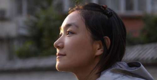 明明是亲兄弟姐妹，反差极大，却是一个爆红一个落魄，都怪颜值？