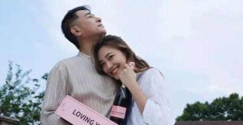 大湾区哥哥们的太太组团探班，应采儿晒出后台合影，夫妻俩疯狂撒糖