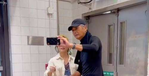 周润发晨跑被偶遇，身材超瘦两鬓斑白戴帽子遮，摘口罩与粉丝合照
