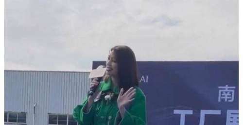 50岁洪欣现身工厂商演？卖力演唱无人回应，台下观众全程玩手机