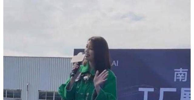 50岁洪欣现身工厂商演？卖力演唱无人回应，台下观众全程玩手机