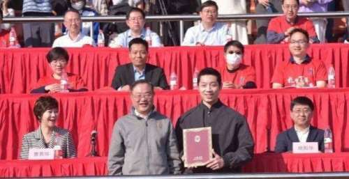 同为客座教授，为何歌手张杰被质疑，许昕却大受好评？