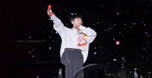 张杰苏州演唱会太火爆，场面布置仿佛把所有的粉丝带上太空宇宙