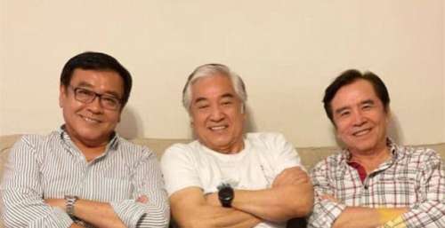 秦沛姜大卫尔冬升罕同框，三兄弟长相相似，动作表情一致默契十足