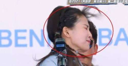 白鹿接受游戏惩罚，强风把头发吹起暴发际线，与baby对比明显