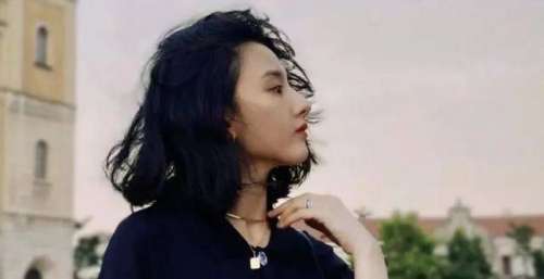 宋祖儿分享冬日照 微卷齐肩发港味十足