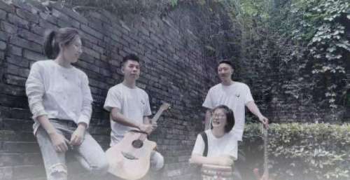 喜欢路演的一家人 用歌声为扬州打Call