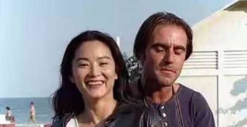 林青霞度假照曝光，与老外合影不够矜持，清纯形象备受质疑