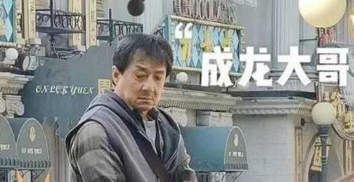 网友偶遇67岁成龙骑马拍戏，无滤镜下的大哥苍老憔悴，令人唏嘘