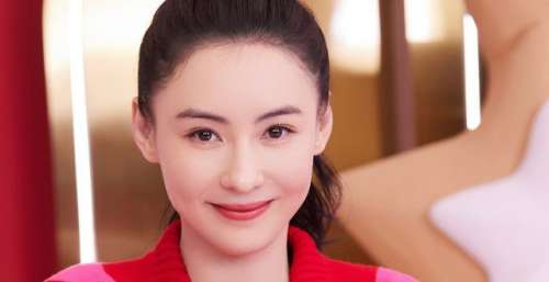 张柏芝美图，身穿红色条纹针织开衫，五官精致，时尚美艳