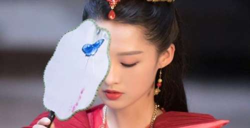 李沁新剧路透曝光，红衣造型十分瞩目，粉丝为保密拒绝路透