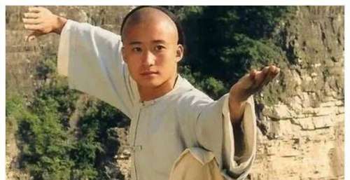 同是功夫明星，吴京2部戏票房过百亿，而他花1.3亿请周杰伦拍烂片