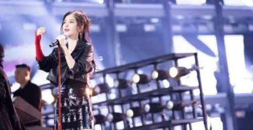 张淇和 Angelababy杨颖演唱《无地自容》，炸裂舞台