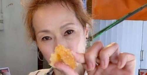 58岁叶童吃路边摊，头发乱似鸟窝手腕瘦出青筋，身上旧衣服很眼熟