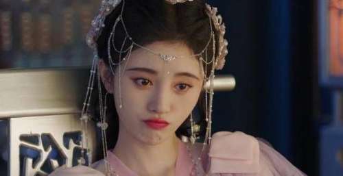 鞠婧祎新剧造型花里胡哨，妆发过分精致，就连“逃难”也要美美的
