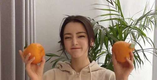 迪丽热巴手捧橘子送祝福寓意“大吉大利”