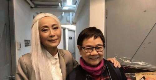 58岁叶童街边用餐毫不讲究，身形消瘦略显憔悴，大方面对自然老去