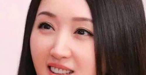 娱圈揭秘：杨钰莹在郴州演出现场遭遇尴尬，她是如何应对的？