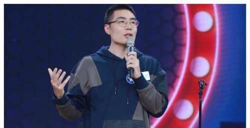 火到让人愿意在垃圾桶旁排队，黄子华为何有资格成“香港男神”？