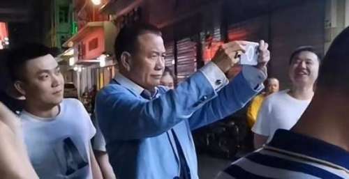 万梓良现身深圳街头，为拍出好视频亲自做示范，一个镜头拍好几遍