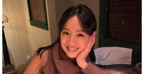林依晨晒女儿脚丫，庆祝自己39岁生日，脸上笑容温柔明星气质犹在
