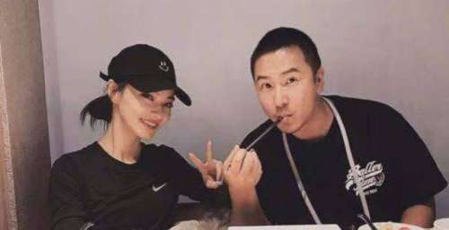 欧弟前妻被曝新恋情，与25岁男星同回家过夜，宣布离婚不到三个月