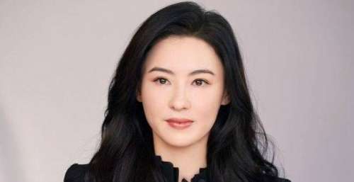 张柏芝现身品牌活动 低眉浅笑温婉可人