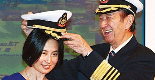 一众出席晚宴，何超琼与男友人亲密合影，邝美云戴大钻戒抢镜