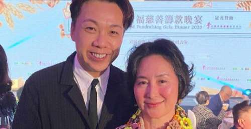 何超琼与“男闺蜜”参加晚宴，甜晒亲密合照，黎瑞恩任表演嘉宾
