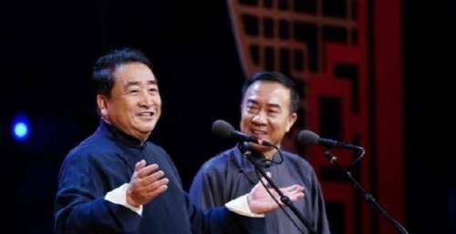 非遗相声大会落幕，姜昆穿大褂表演《乐在其中》，一点被网友质疑