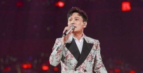 张信哲雨中撑伞商演？卖力演唱无人回应，现场太吵闹像菜市场