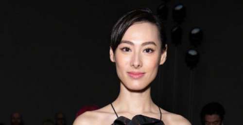 梁洛施11月3日晒照，吸猫玩上瘾，33岁生3娃仍有满满元气少女感