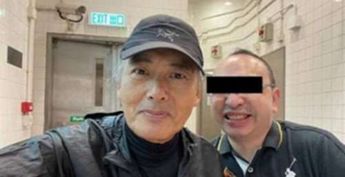 周润发被同一人连续7次求合影，罕见皱眉黑脸，网友还原事情始末