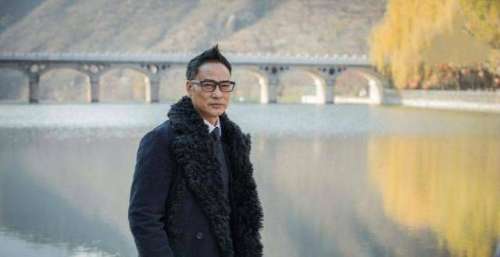 出面找赵本山救出刘德华，活动现场被人连捅数刀，任达华依旧这么努力！