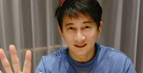 吴奇隆晒51岁庆生照，年过半百依旧显年轻，蛋糕字样暴私下昵称