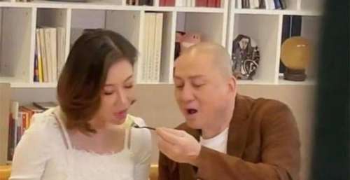 汤镇业与小25岁娇妻秀恩爱！互喂水果十分甜蜜，同框似两代人