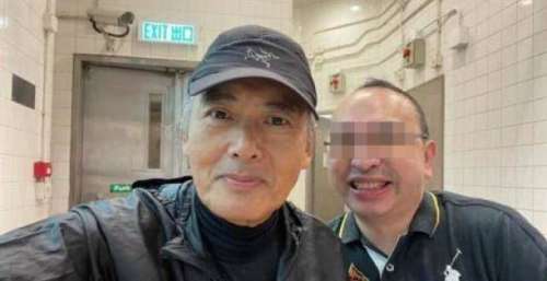 周润发被恶意合影，心情不佳面不悦，仍旧照顾粉丝的心情