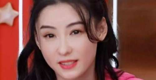 张柏芝首次直播带货人气高 穿芭比粉卫衣跳樱花舞少女感满满
