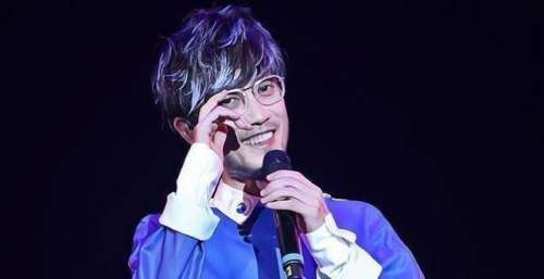 周传雄苏州演唱会万人大合唱，全场爆满，他没有被时代抛弃